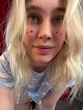 Snapshot of LovelyMiu chatting on February 8, 10:51 am LovelyMiu online show from February 8, 10:51 am