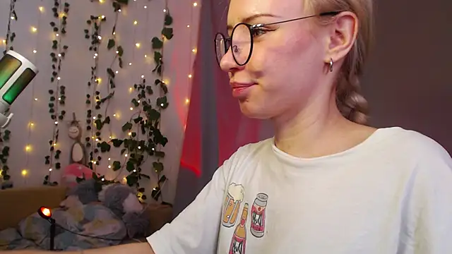 Mia  Jensen online show from March 31, 10:59 am