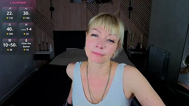 Snapshot of Ann_Annise chatting on July 6, 8:33 am Ann Annise online show from July 6, 8:33 am