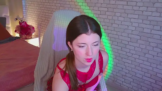 Snapshot of LunarDreamm chatting on February 5, 1:27 pm LunarDreamm online show from February 5, 1:27 pm