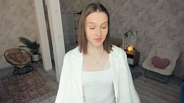 LianneBynon online show from April 13, 8:53 am