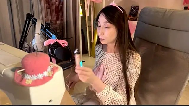 Snapshot of karinasun chatting on February 25, 5:33 pm karinasun online show from February 25, 5:33 pm