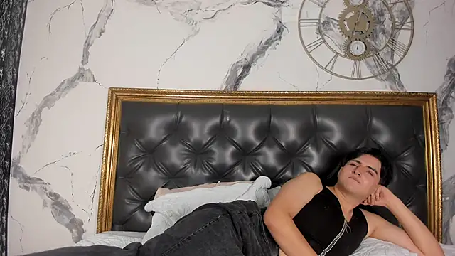 Snapshot of noahWolff_ chatting on February 13, 5:03 am noahWolff online show from February 13, 5:03 am