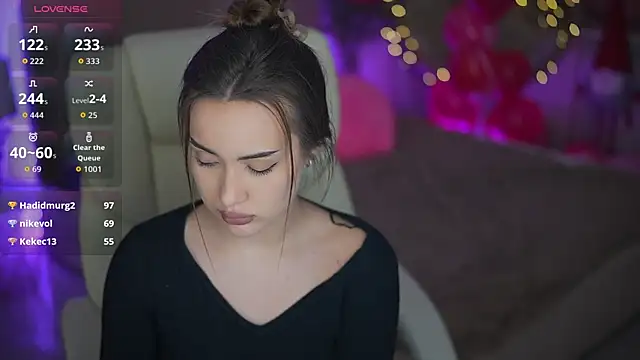 Snapshot of OliviaMoore_ chatting on February 17, 6:47 pm OliviaMoore online show from February 17, 6:47 pm