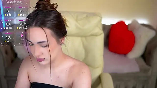 Snapshot of OliviaMoore_ chatting on February 26, 1:43 pm OliviaMoore online show from February 26, 1:43 pm