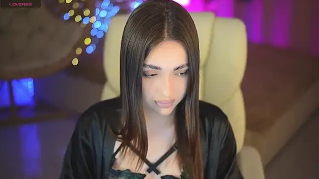 OliviaMoore  online show from April 3, 7:01 pm