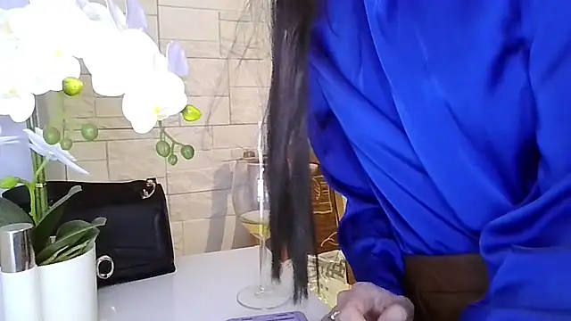 JuliaLovely online show from March 20, 7:30 pm