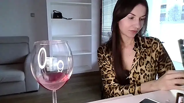 JuliaLovely online show from March 28, 4:50 pm