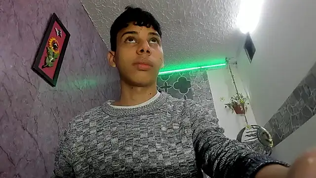 Snapshot of sexyboys_cutexx18 chatting on February 1, 9:13 pm sexyboys cutexx18 online show from February 1, 9:13 pm