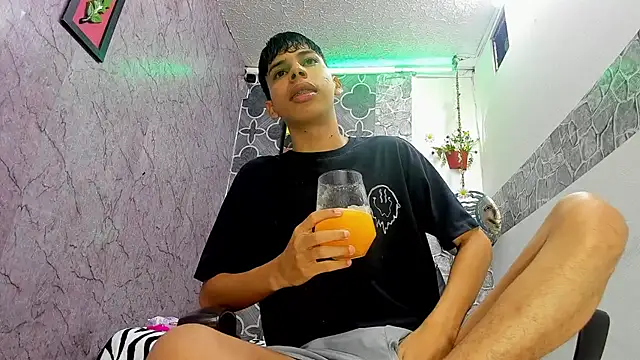 Snapshot of sexyboys_cutexx18 chatting on February 9, 10:14 pm sexyboys cutexx18 online show from February 9, 10:14 pm