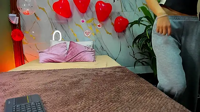 Amanda Rossi online show from February 15, 3:42 pm