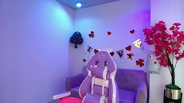 Snapshot of Maddie_T18 chatting on February 13, 11:17 am Maddie T18 online show from February 13, 11:17 am