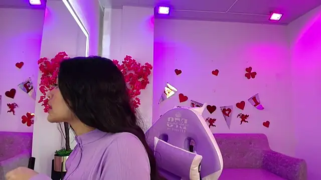 Snapshot of Maddie_T18 chatting on February 17, 11:18 am Maddie T18 online show from February 17, 11:18 am