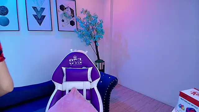 Snapshot of Maddie_T18 chatting on May 28, 11:29 am Maddie T18 online show from May 28, 11:29 am