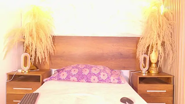 Snapshot of mollyjackson_ chatting on April 19, 12:59 pm mollyjackson online show from April 19, 12:59 pm