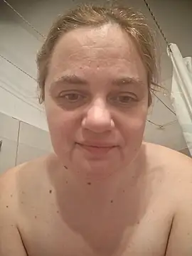 Snapshot of VitniKis chatting on February 4, 8:25 pm VitniKis online show from February 4, 8:25 pm