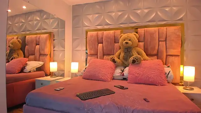 Snapshot of Paris_Velvet chatting on February 2, 10:19 pm Paris Velvet online show from February 2, 10:19 pm