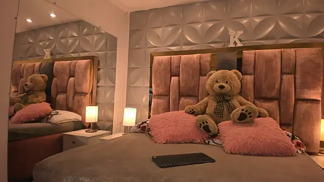 Snapshot of Paris_Velvet chatting on February 6, 10:57 pm Paris Velvet online show from February 6, 10:57 pm