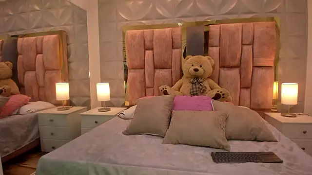 Snapshot of Paris_Velvet chatting on February 24, 10:19 pm Paris Velvet online show from February 24, 10:19 pm