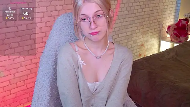 Snapshot of alicedews chatting on February 24, 2:04 pm alicedews online show from February 24, 2:04 pm