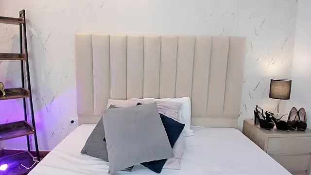 Snapshot of ViolettaRousee_ chatting on May 11, 9:56 pm ViolettaRousee online show from May 11, 9:56 pm