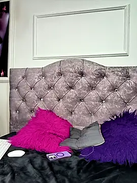 Snapshot of violetmist chatting on February 6, 1:32 am violetmist online show from February 6, 1:32 am