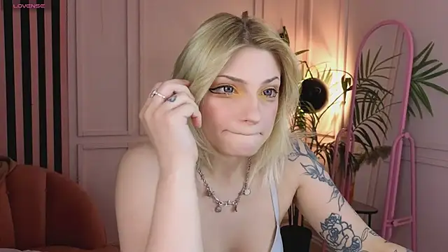 Snapshot of AvaSun chatting on February 7, 10:02 pm AvaSun online show from February 7, 10:02 pm