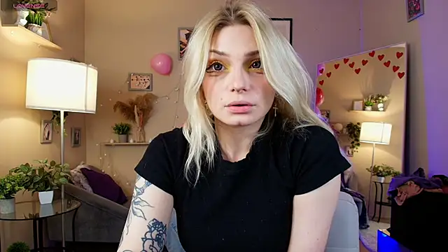 Snapshot of AvaSun chatting on February 18, 10:39 pm AvaSun online show from February 18, 10:39 pm