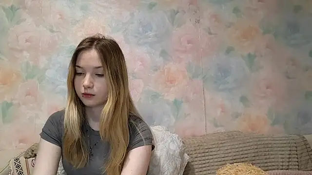 CuteLunya online show from March 31, 4:51 pm