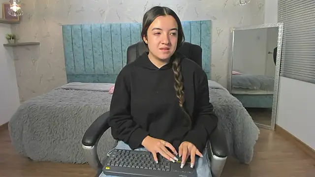 Snapshot of Tara_Parker chatting on February 24, 12:25 pm Tara Parker online show from February 24, 12:25 pm