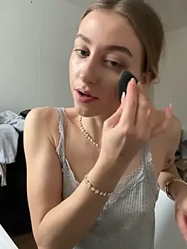 Snapshot of romyxxs chatting on February 9, 12:42 pm romyxxs online show from February 9, 12:42 pm