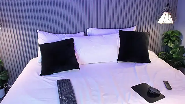 Yalezka  online show from April 9, 4:12 am