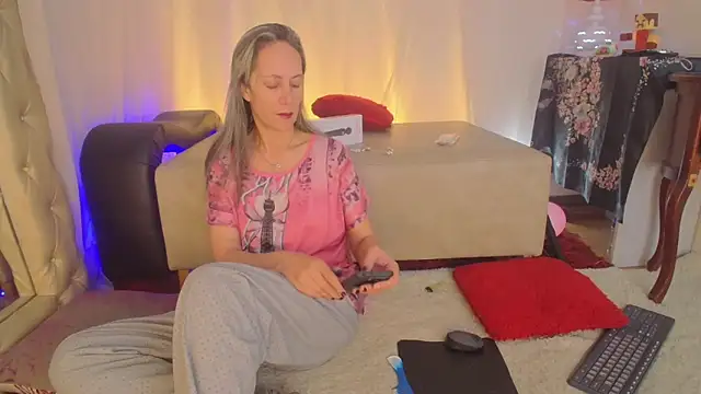 Snapshot of laurasofia45 chatting on June 11, 11:19 am laurasofia45 online show from June 11, 11:19 am