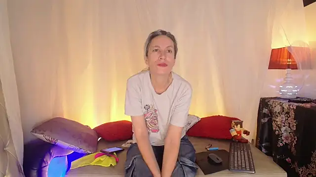 Snapshot of laurasofia45 chatting on June 14, 9:33 am laurasofia45 online show from June 14, 9:33 am