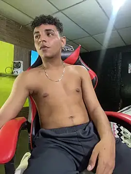 Snapshot of Aron2028 chatting on February 2, 9:24 pm Aron2028 online show from February 2, 9:24 pm