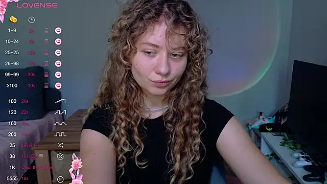 Snapshot of Milounee chatting on July 5, 8:43 am Milounee online show from July 5, 8:43 am