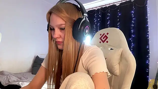 Snapshot of axin_burnell chatting on February 25, 5:28 am axin burnell online show from February 25, 5:28 am