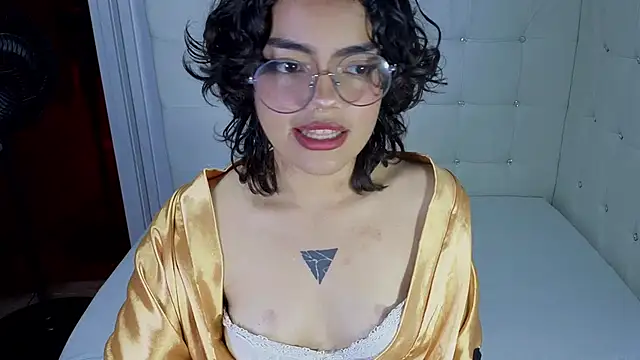Snapshot of KittyLatina_02 chatting on February 27, 12:38 pm KittyLatina 02 online show from February 27, 12:38 pm