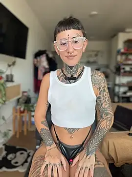 Snapshot of xsadtanas chatting on February 9, 5:17 pm xsadtanas online show from February 9, 5:17 pm