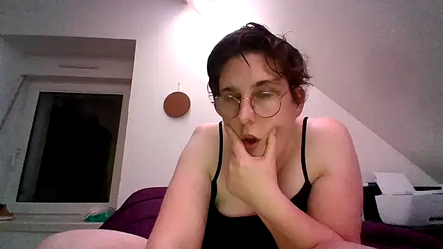 Snapshot of OIseauNoir88 chatting on February 2, 8:18 pm OIseauNoir88 online show from February 2, 8:18 pm