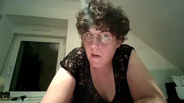 Snapshot of OIseauNoir88 chatting on February 9, 8:57 pm OIseauNoir88 online show from February 9, 8:57 pm