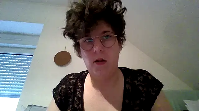 Snapshot of OIseauNoir88 chatting on February 10, 9:02 am OIseauNoir88 online show from February 10, 9:02 am