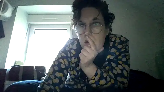 Snapshot of OIseauNoir88 chatting on February 12, 4:13 pm OIseauNoir88 online show from February 12, 4:13 pm