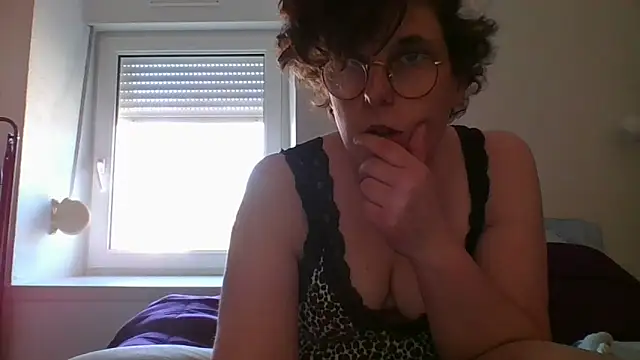 Snapshot of OIseauNoir88 chatting on March 17, 1:58 pm OIseauNoir88 online show from March 17, 1:58 pm