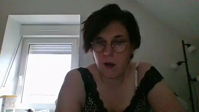 Snapshot of OIseauNoir88 chatting on March 22, 8:51 am OIseauNoir88 online show from March 22, 8:51 am