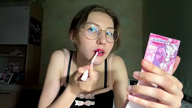 Snapshot of Miaaa_Moon chatting on May 25, 7:31 pm Miaaa Moon online show from May 25, 7:31 pm