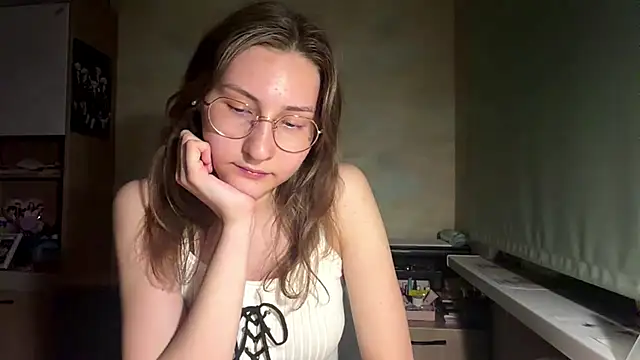Snapshot of Miaaa_Moon chatting on May 26, 6:26 pm Miaaa Moon online show from May 26, 6:26 pm