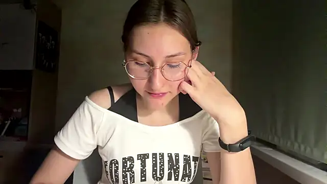 Snapshot of Miaaa_Moon chatting on July 20, 8:33 pm Miaaa Moon online show from July 20, 8:33 pm