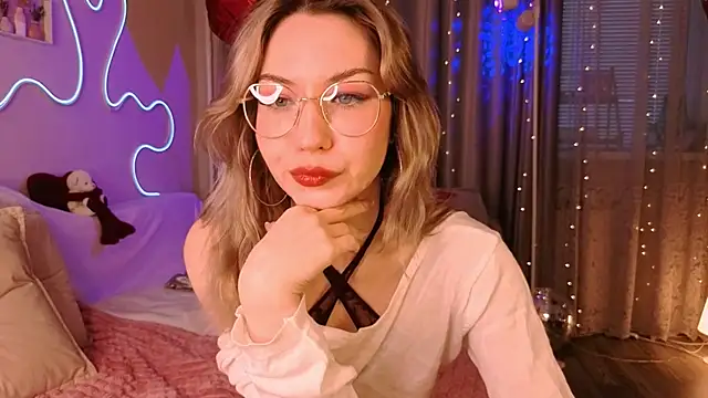 Snapshot of lusciousslily chatting on February 25, 1:37 am lusciousslily online show from February 25, 1:37 am