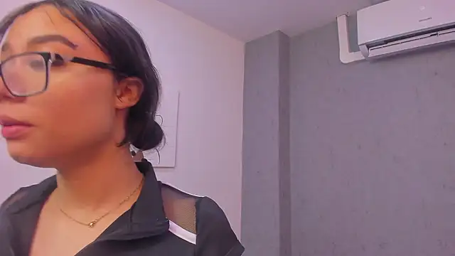 lil miia online show from February 28, 7:15 pm